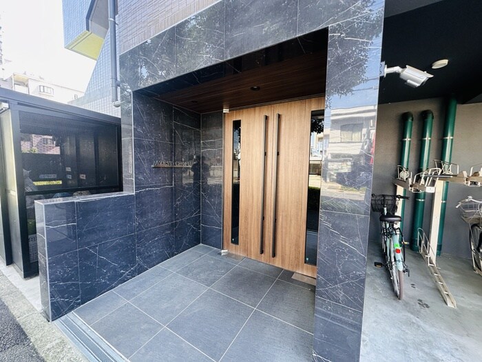 物件外観写真2　(エントランス部分)