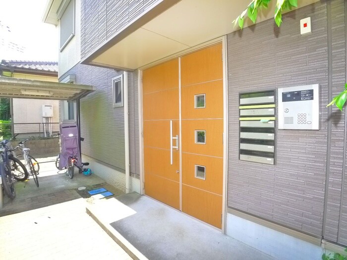 物件外観写真3　(エントランス部分)