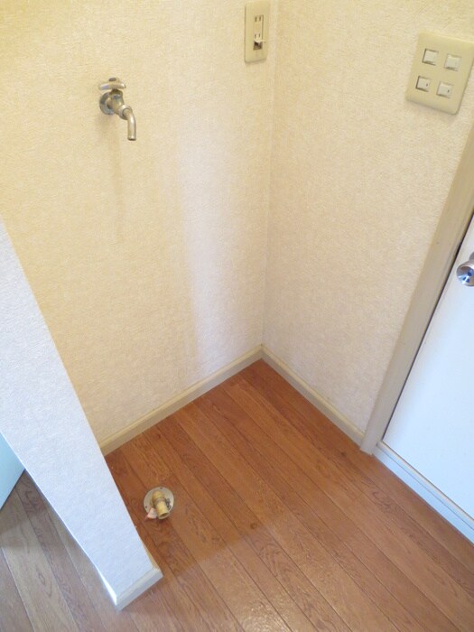 物件内観写真10　(洗濯機置場)