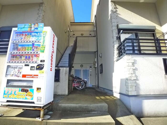物件外観写真2　(エントランス部分)