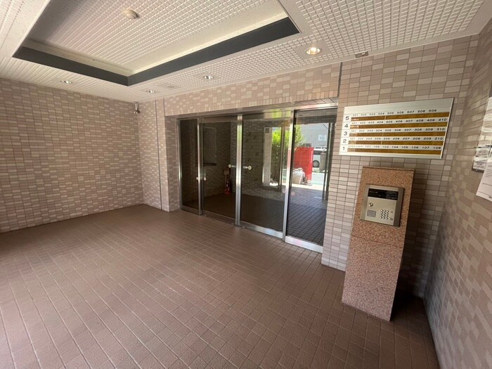 物件外観写真5　(エントランス部分)