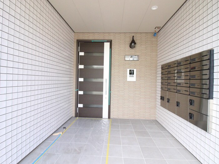 物件外観写真2　(エントランス部分)