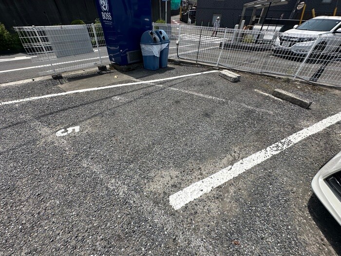 物件外観写真3　(駐車場)