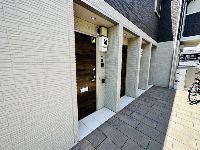 物件外観写真2　(エントランス部分)