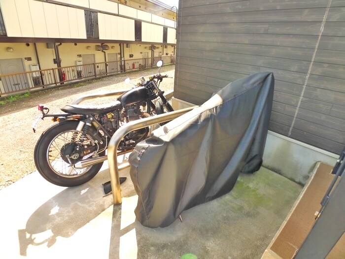 物件外観写真6　(バイク置き場)