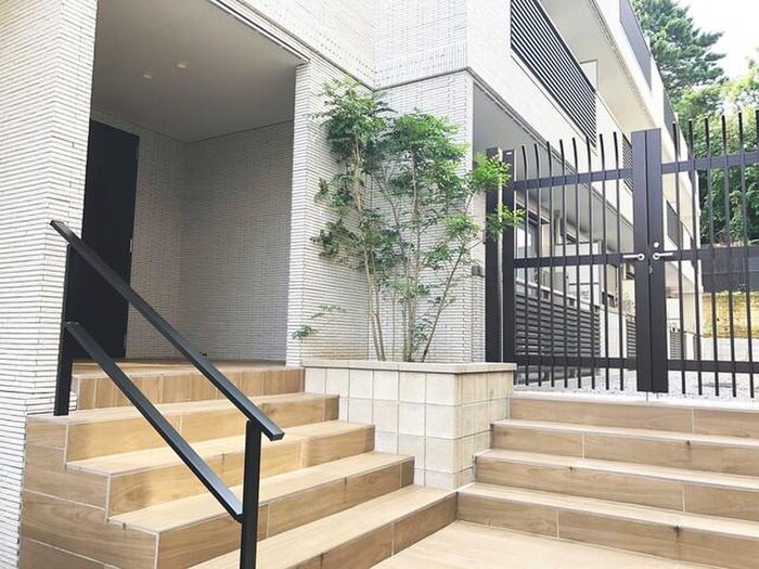 物件外観写真2　(エントランス部分)