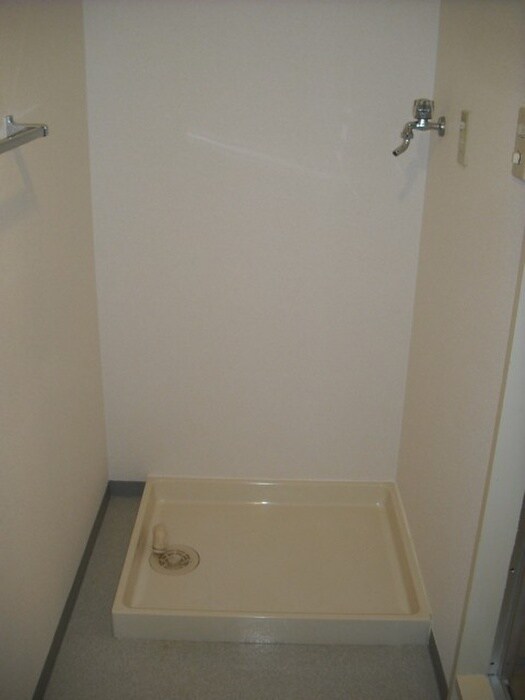 物件内観写真16　(洗濯機置場)