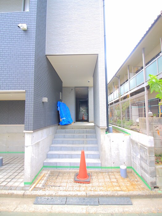 物件外観写真3　(エントランス部分)