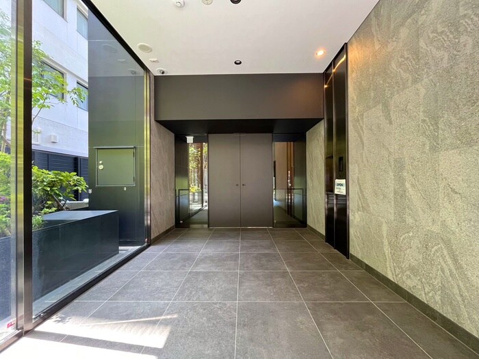 物件外観写真2　(エントランス部分)