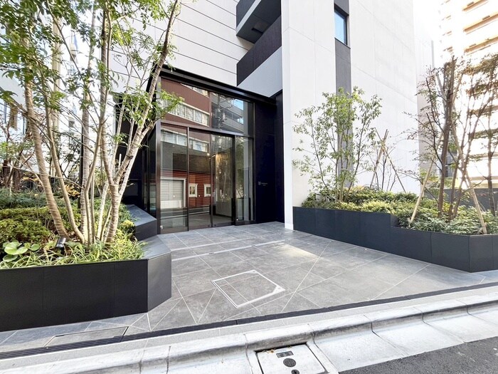 物件外観写真3　(エントランス部分)