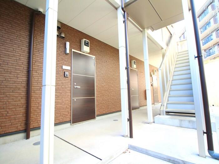 物件外観写真2　(エントランス部分)