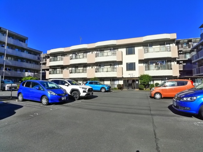 メゾンエイトの駐車場