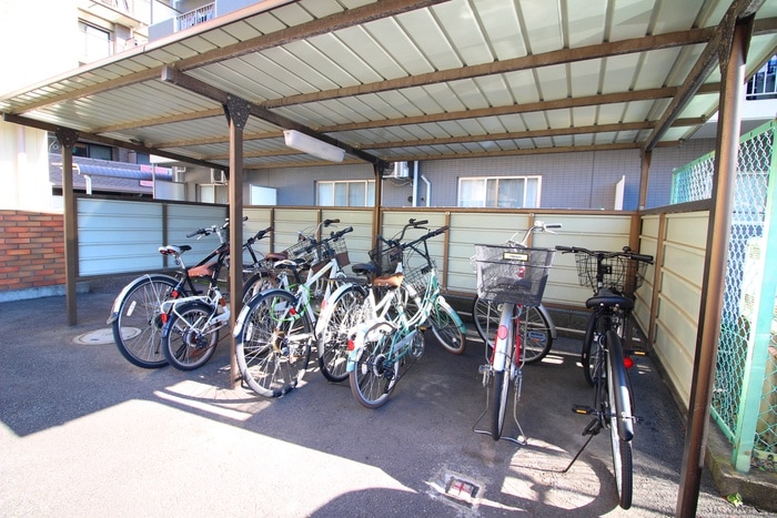 メゾンエイトの駐輪場