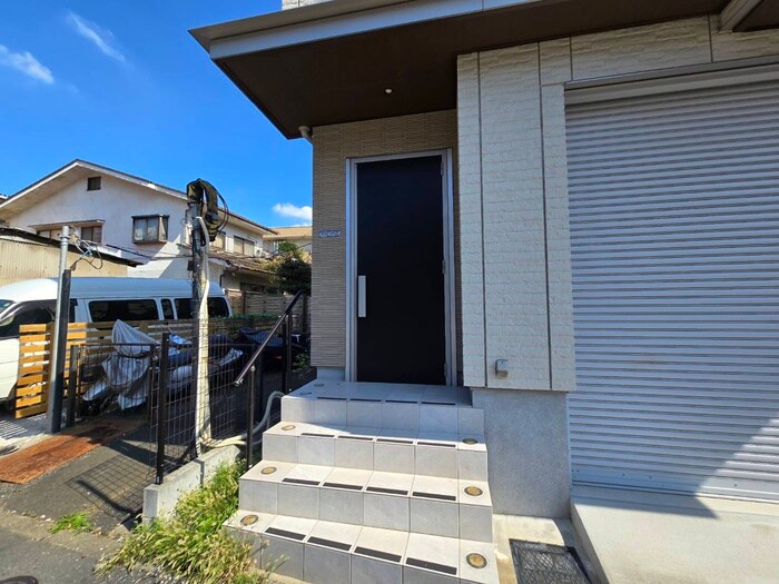 物件外観写真3　(エントランス部分)