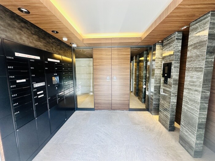 物件外観写真3　(エントランス部分)