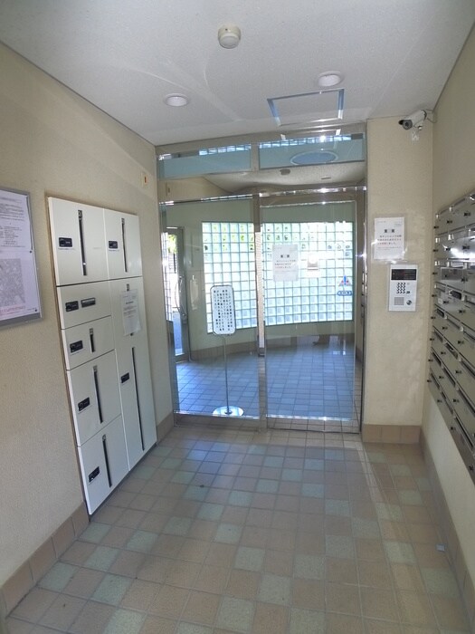 物件外観写真2　(エントランス部分)