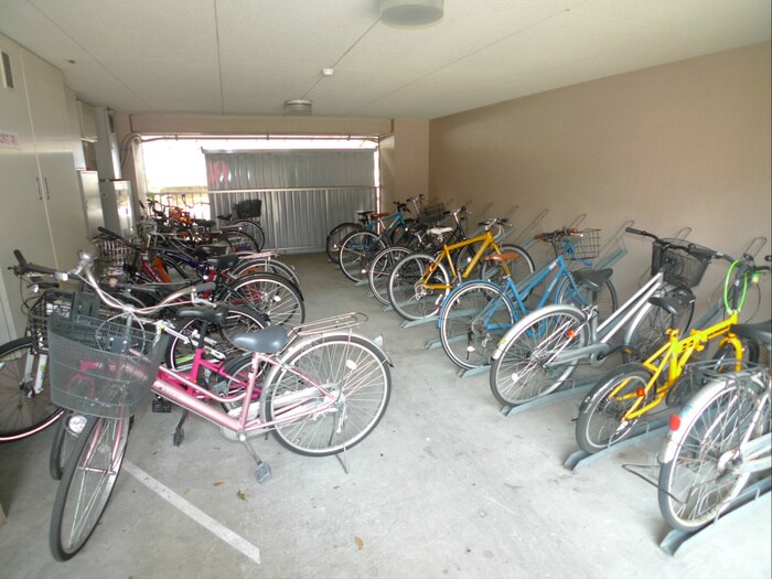 物件外観写真5　(駐輪場)