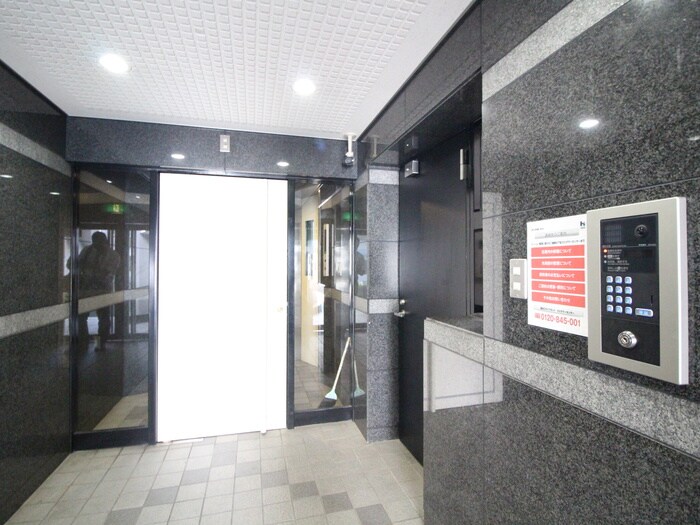 物件外観写真3　(エントランス部分)