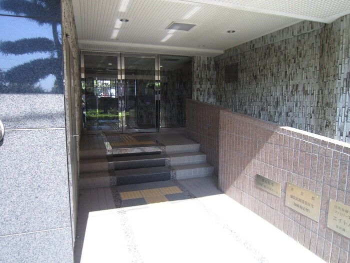 物件外観写真2　(エントランス部分)