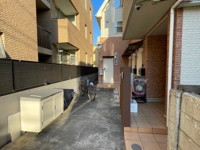 物件外観写真2　(エントランス部分)