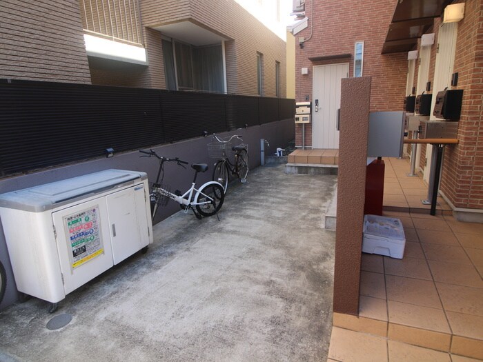 物件外観写真4　(エントランス部分)