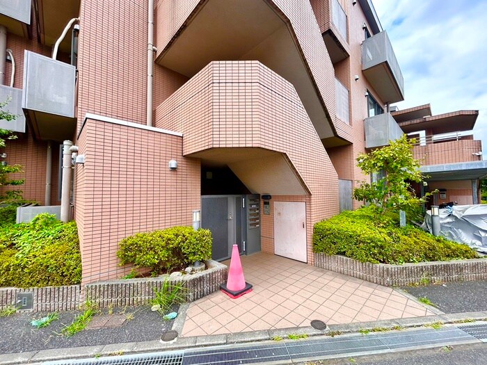 物件外観写真4　(エントランス部分)