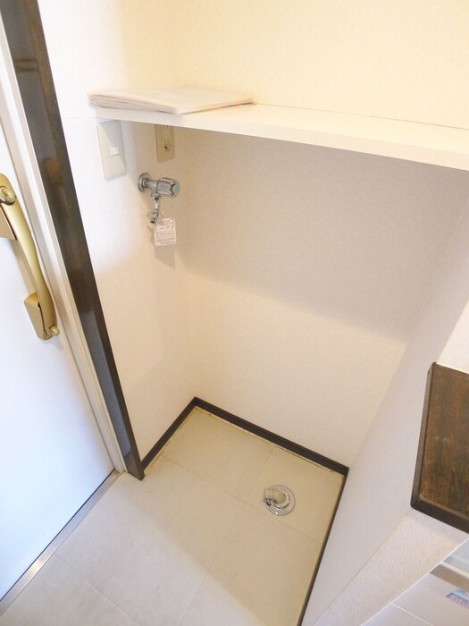 物件内観写真10　(洗濯機置場)