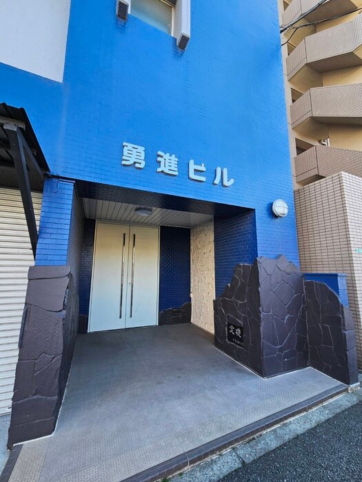 物件外観写真6　(エントランス部分)