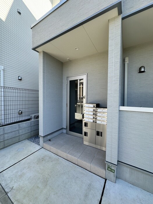 物件外観写真2　(エントランス部分)