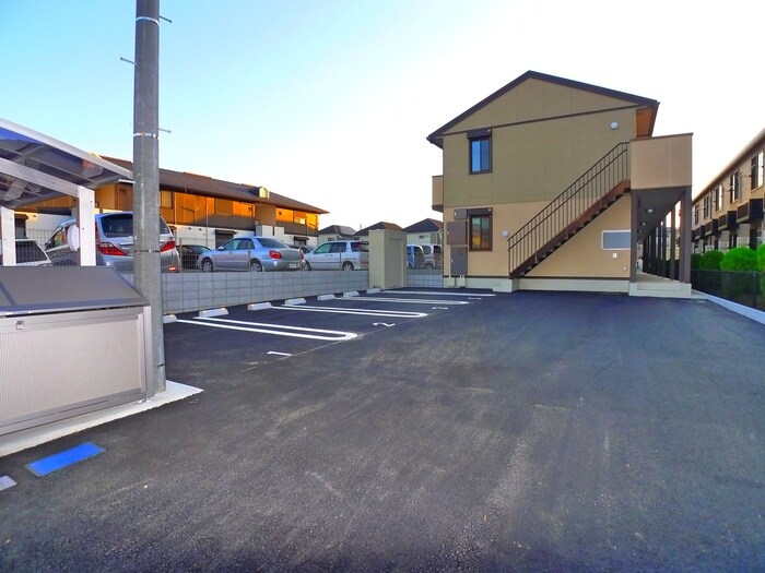 物件外観写真2　(駐車場)