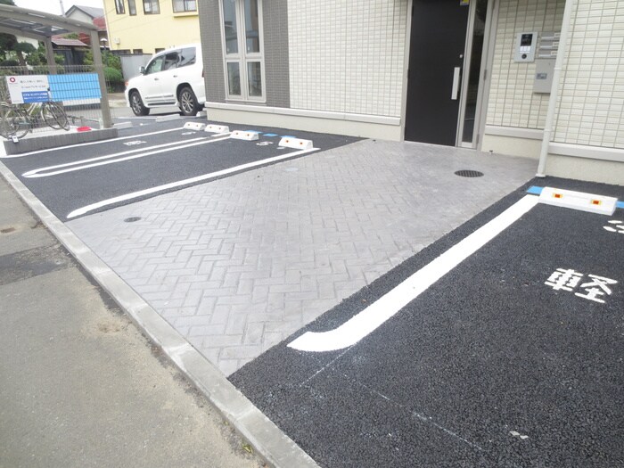 物件外観写真3　(駐車場)