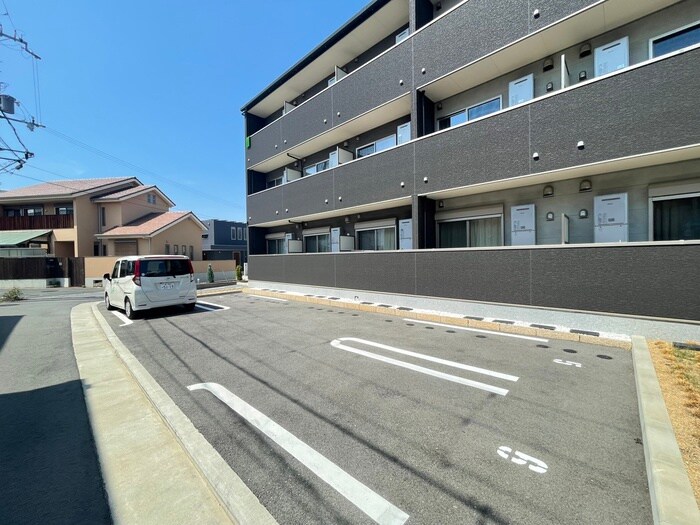 物件外観写真3　(駐車場)