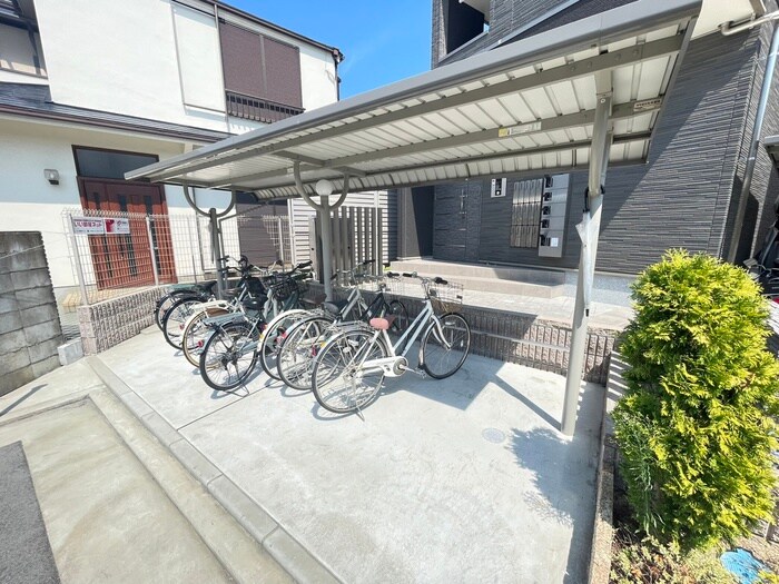物件外観写真4　(駐輪場)
