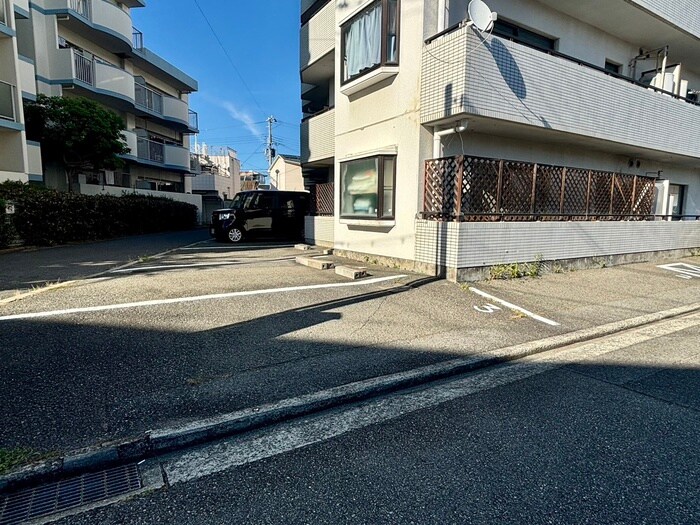 物件外観写真5　(駐車場)