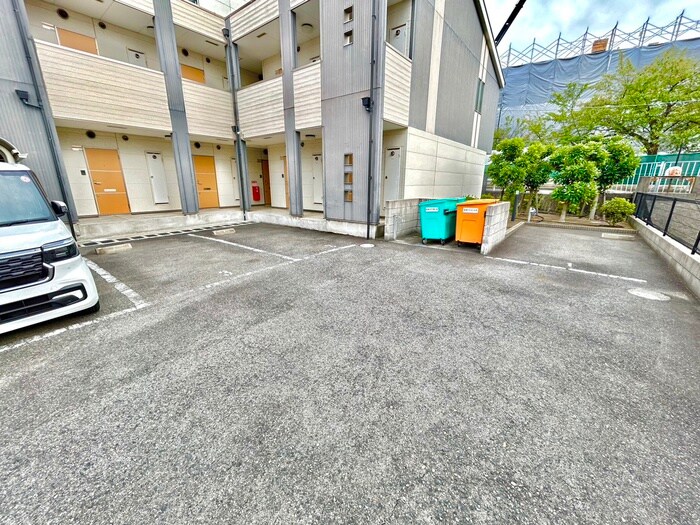 物件外観写真2　(駐車場)
