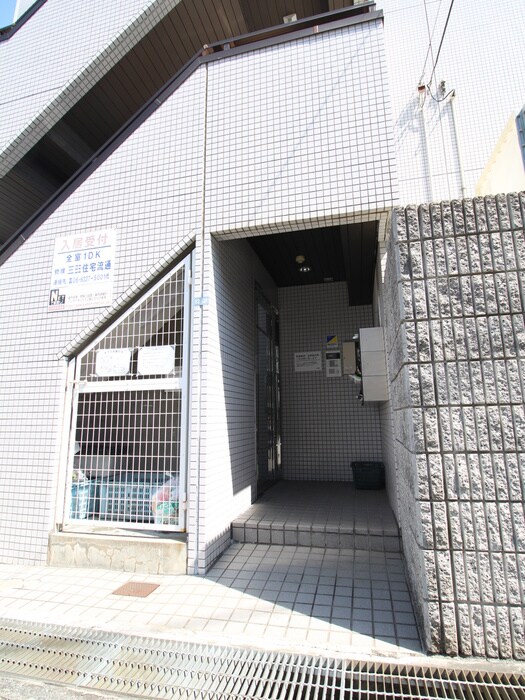 物件外観写真3　(エントランス部分)
