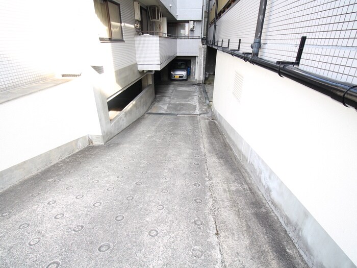 物件外観写真5　(駐車場)