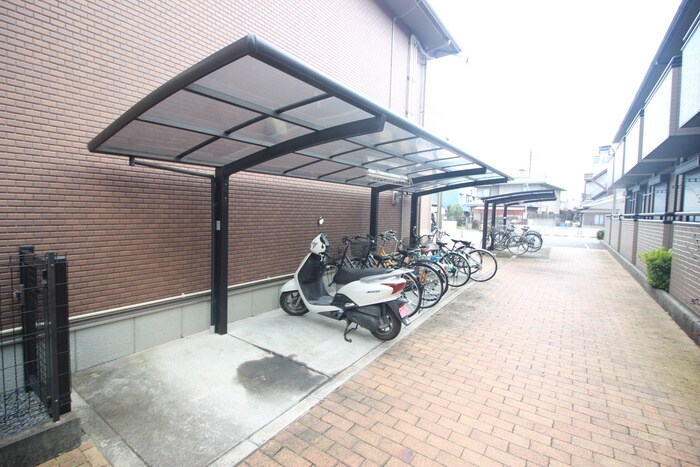 物件外観写真4　(バイク置き場)