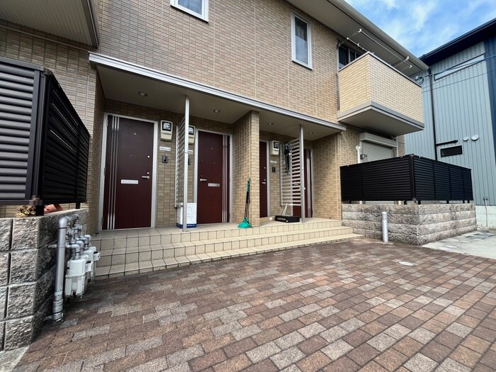 物件外観写真3　(エントランス部分)