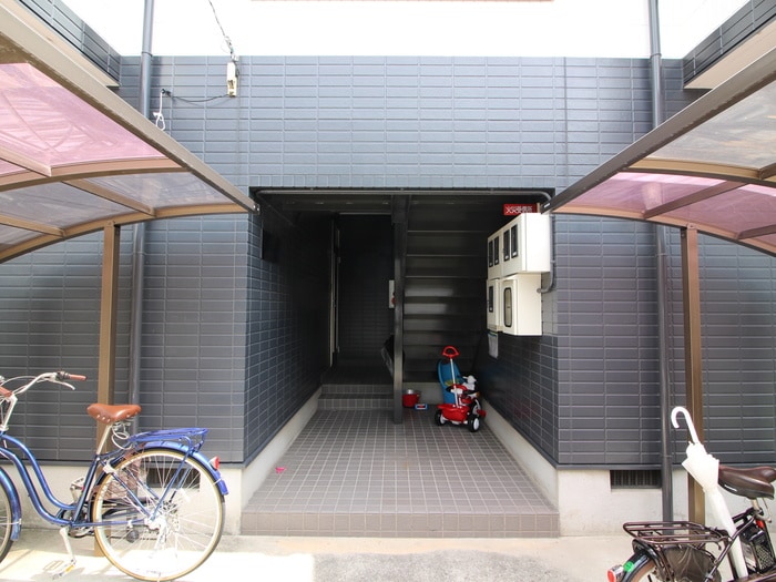 物件外観写真5　(エントランス部分)