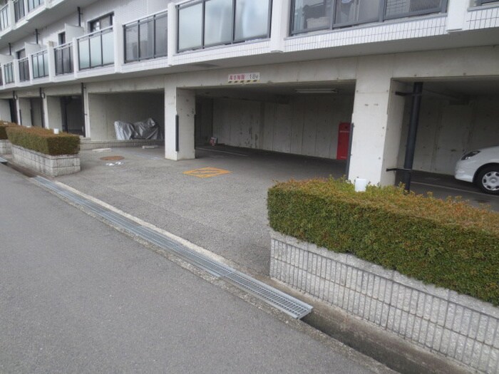 物件外観写真3　(駐車場)