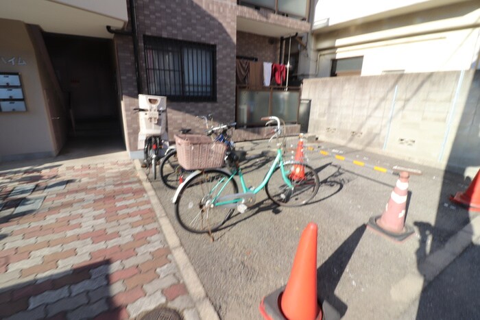 物件外観写真4　(駐輪場)
