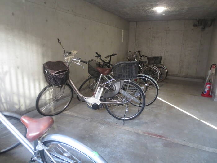 物件外観写真4　(駐輪場)