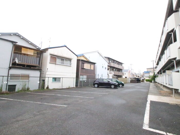 物件外観写真3　(駐車場)