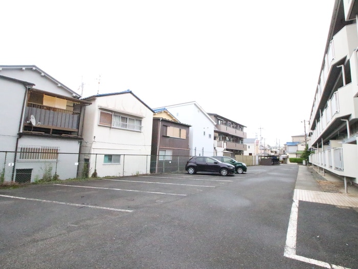 物件外観写真3　(駐車場)