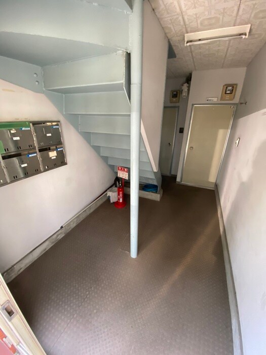 物件外観写真5　(エントランス部分)