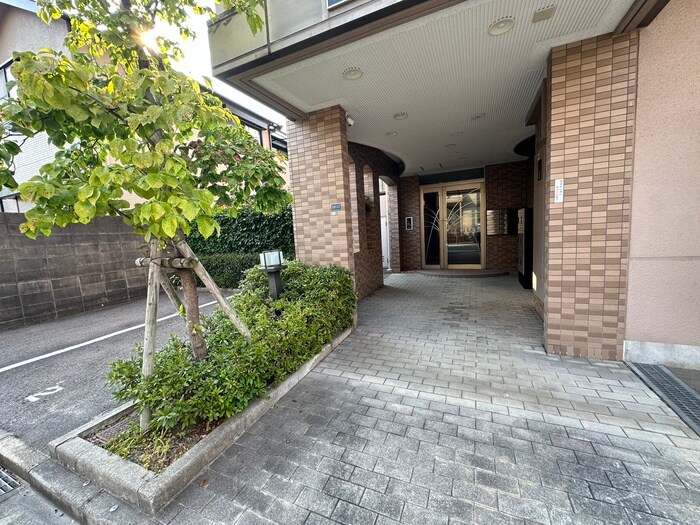 物件外観写真3　(エントランス部分)