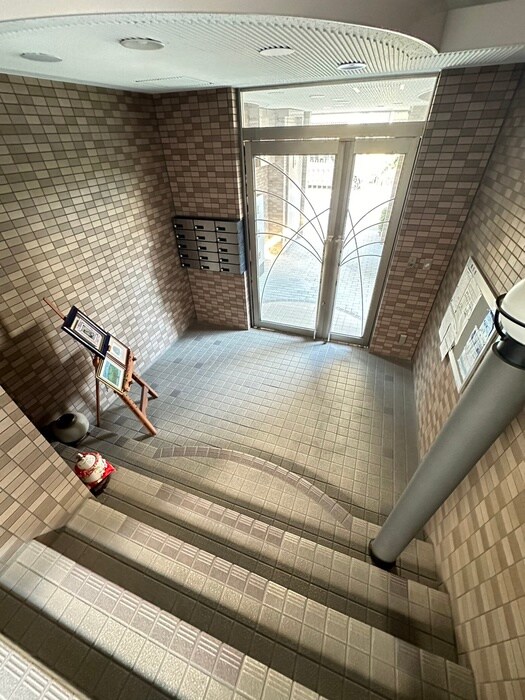 物件外観写真5　(エントランス部分)