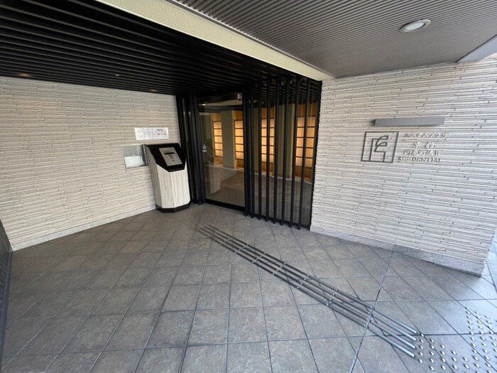 物件外観写真2　(エントランス部分)