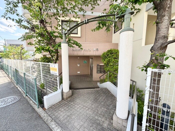 物件外観写真2　(エントランス部分)